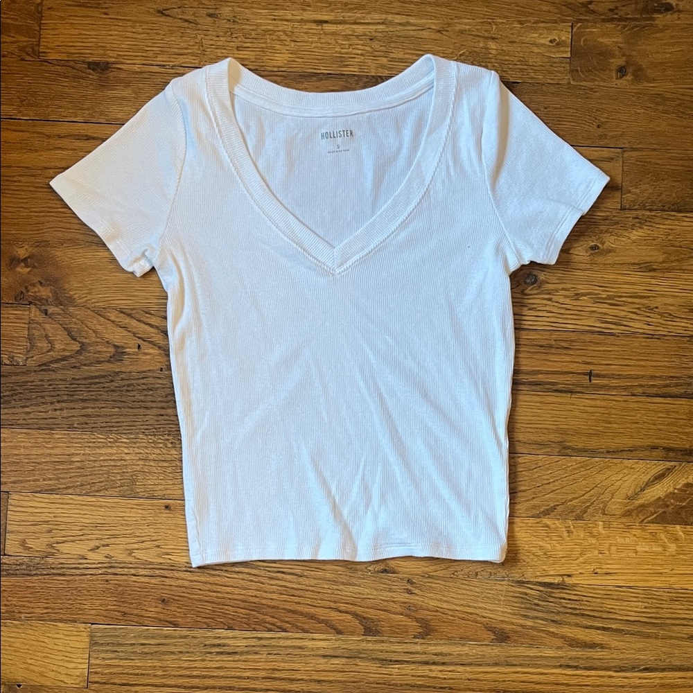 Hollister Women's Classic Cropped White V-Neck Tee